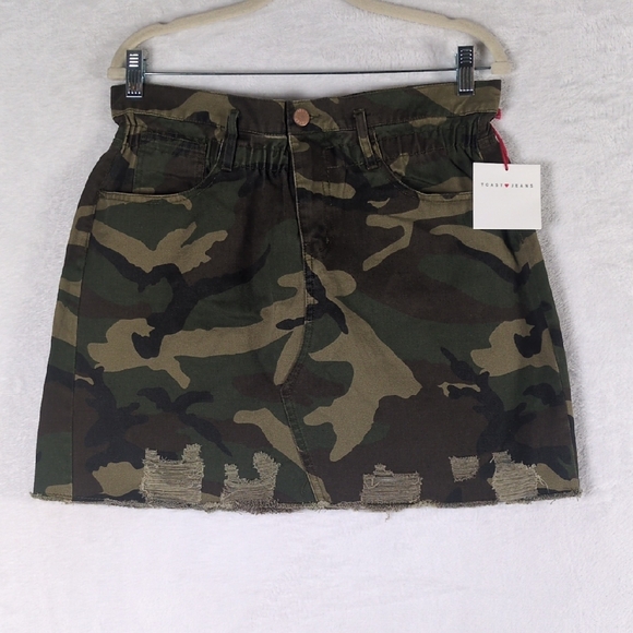 Toast Jeans Junior's Green‎ Camo Distressed Mini Skirt Size L - Picture 1 of 8